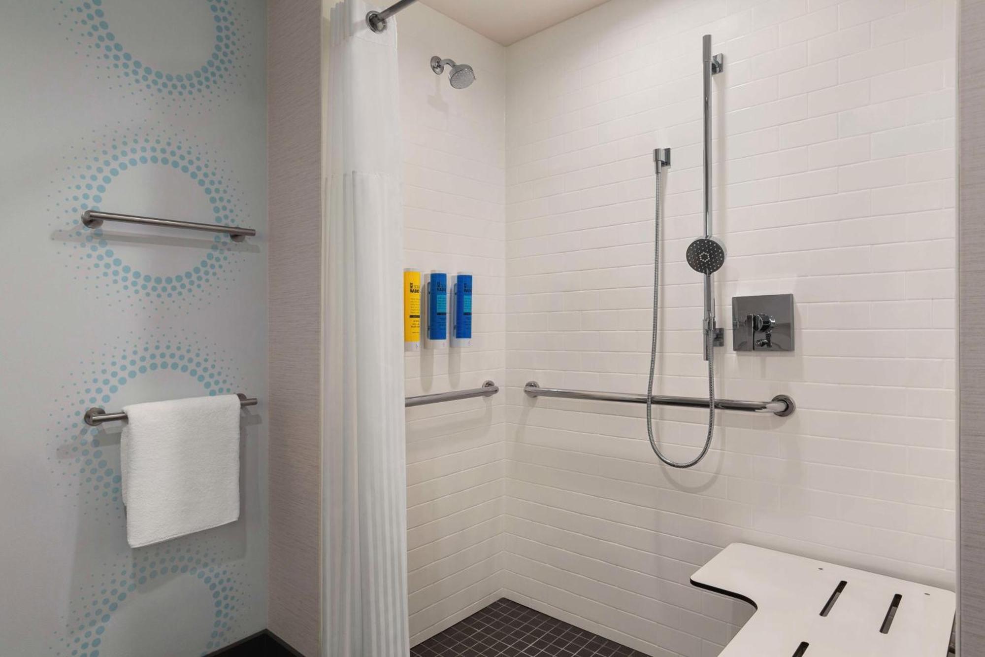Tru By Hilton Lodi Hotell Eksteriør bilde